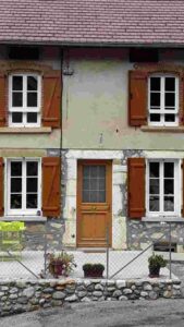 fassade-porte-fenetres-marron-menuiserie-pont-de-beauvoisin-720p40k